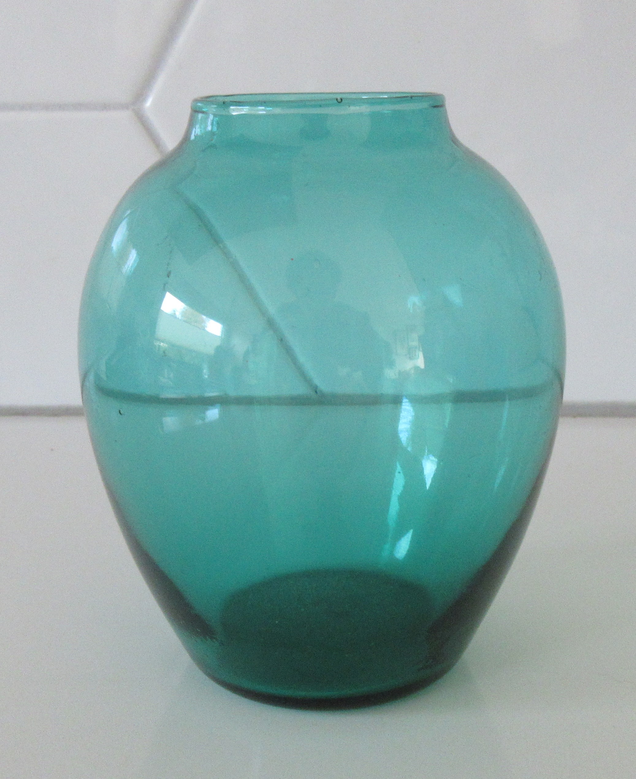 Niet of onleesbaar gesigneerd - Mooi zeegroen en amethyst kleurige glazen vaasjes kopen? Bied vanaf 1!