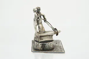 Wed. J.H. van der Meulen, Joure - Groot 2e geh. Zilveren miniatuur "de Hoefsmid" kopen? Bied vanaf 57!