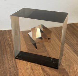 Niet of onleesbaar gesigneerd - Modernistische plexiglazen presse papier met hologram gesigneerd CK kopen? Bied vanaf 1!