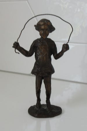 Niet of onleesbaar gesigneerd - Bronzen beeldje meisje met Springtouw kopen? Bied vanaf 10!