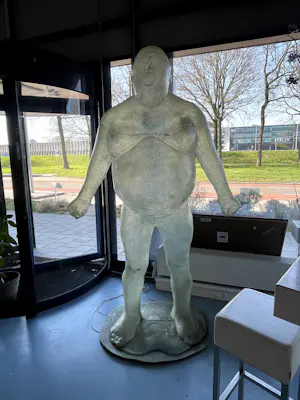 Jurriaan van Hall - Zeer groot beeld van kunststof met lichtbronnen, Bruddha kopen? Bied vanaf 2000!