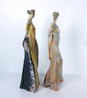 Willemijn van der Meer - Set van 2 keramieken sculpturen, Dames in jurk kopen? Bied vanaf 250!