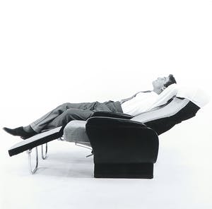 Paul Huf - Foto op dibond, Een portret van een man liggend in de stoelen kopen? Bied vanaf 1!