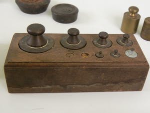 Curiosa - 4 blokken met serie gewichten en 10 losse gewichten kopen? Bied vanaf 1!