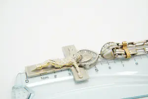 66- Opvallend 18Kt bi-color gouden collier + fraai vormgegeven 18Kt gouden kruis kopen? Bied vanaf 1800!