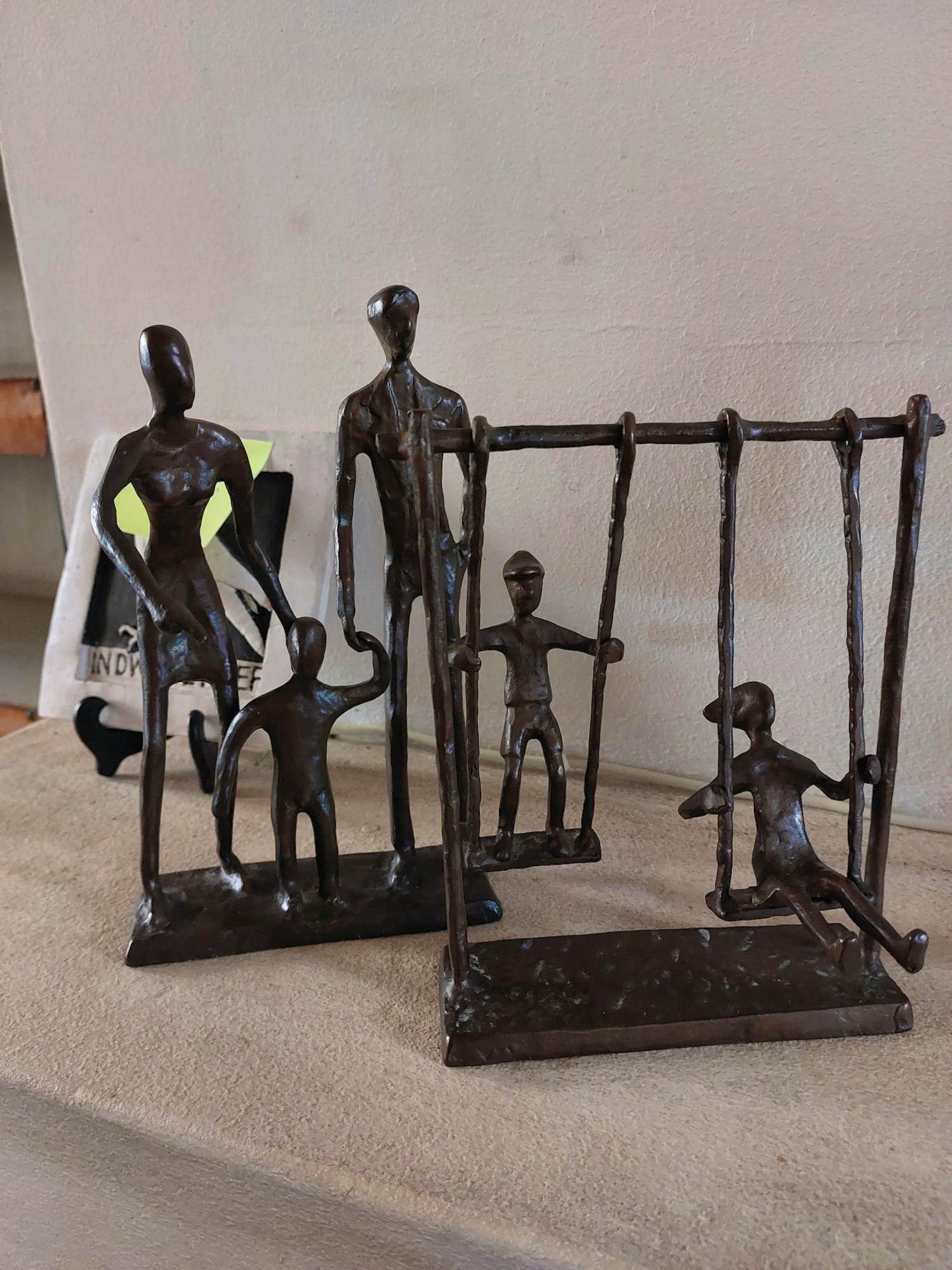 Brons (Onbekend) - 2x Brons beeld : gezin en spelende kinderen. verkocht voor € 55!