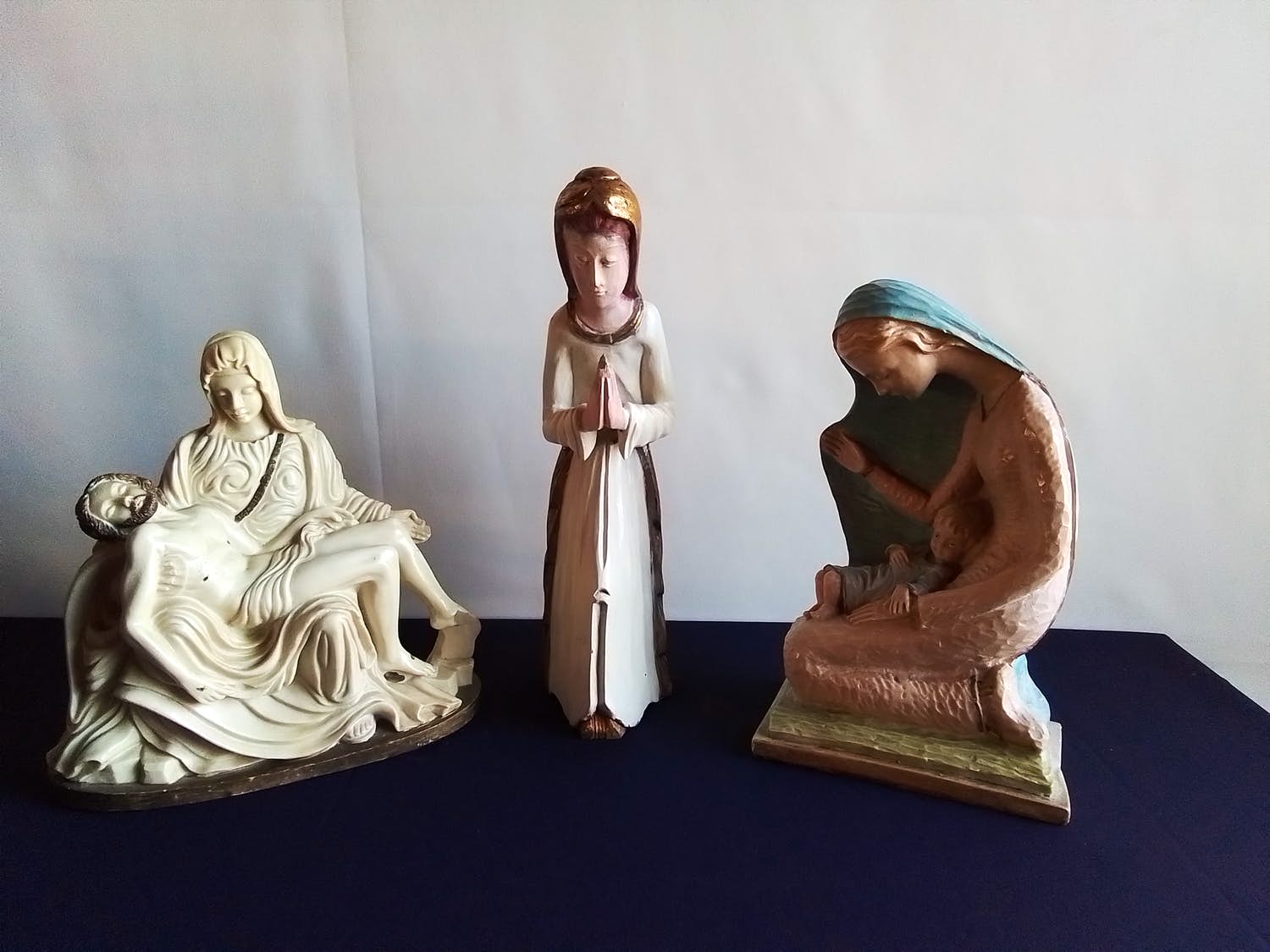 Niet of onleesbaar gesigneerd - Fraaie groep van 3 religeuze beelden kopen? Bied vanaf 1!