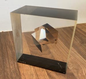 Niet of onleesbaar gesigneerd - Modernistische plexiglazen presse papier met hologram gesigneerd CK kopen? Bied vanaf 1!