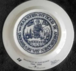 N.V. Porselein- en Tegelfabriek Mosa - twee borden van Arjen van Prooijen kopen? Bied vanaf 24!