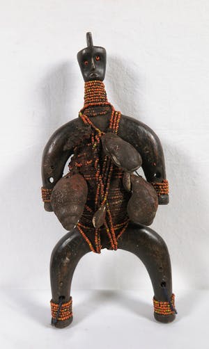 Namchi - Vruchtbaarheidspop van hout met rode kralen, amulet en schelpen kopen? Bied vanaf 1!