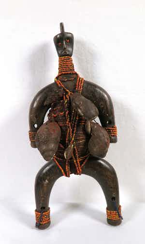 Namchi - Vruchtbaarheidspop van hout met rode kralen, amulet en schelpen verkocht voor € 1!