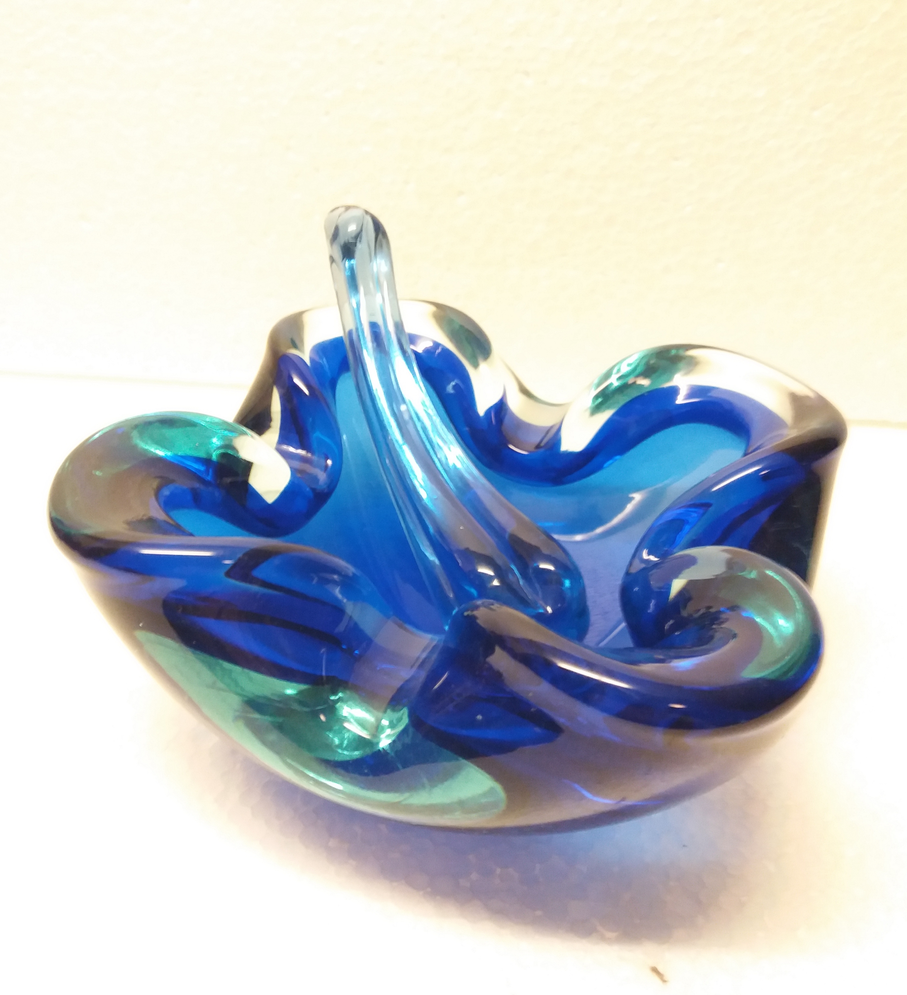 Niet of onleesbaar gesigneerd - onleesbaar signatuur Mooie glazen asbak met stamper kobalt blauw uit jaren '60 kopen? Bied vanaf 1!