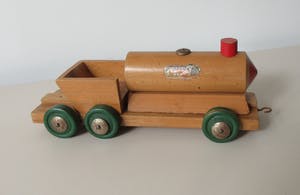 Curiosa - Vintage houten trein en wagon + auto van Brio uit Zweden kopen? Bied vanaf 1!