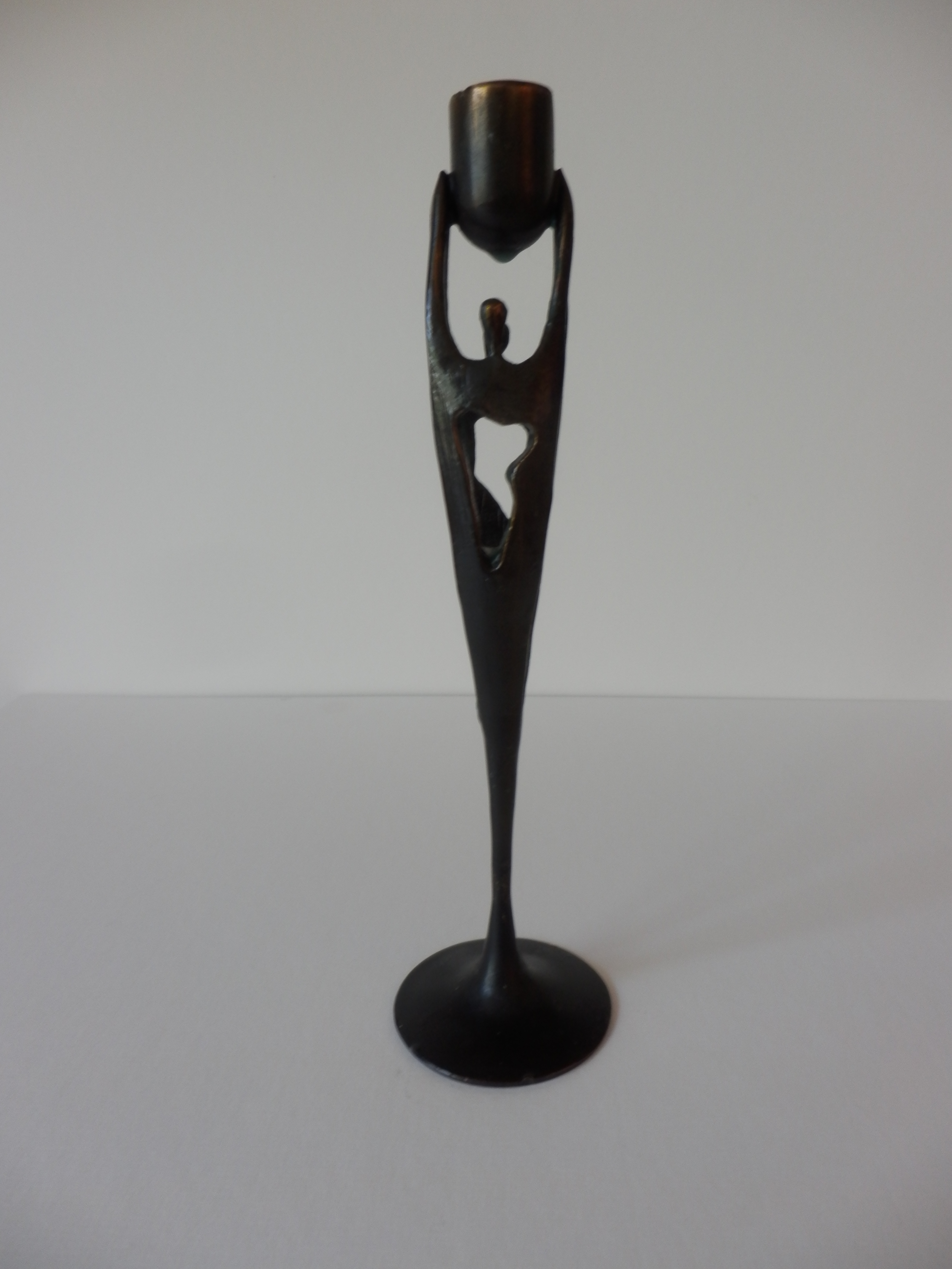 Niet of onleesbaar gesigneerd - BRONZEN BEELDJE TWEE FIGUREN met KANDELAAR kopen? Bied vanaf 1!