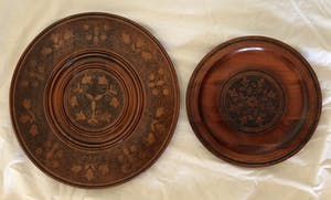 Curiosa - 2 Poolse folkloristische borden met zeer verfijnd houtsnijwerk kopen? Bied vanaf 1!