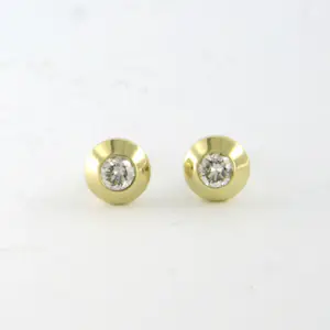 Acheter14k geel gouden oorknoppen bezet met briljant geslepen diamant tot. 0.12ct? Enchérissez de 165!