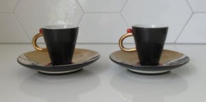 Niet of onleesbaar gesigneerd - Twee Studio Keramische kop- en schotels "Koeien met bellen" kopen? Bied vanaf 10!