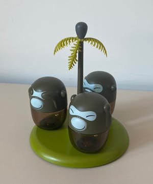 Alessi - Condimenten set eiland met drie aapjes - Stefano Giovannoni + Rumiko Takeda kopen? Bied vanaf 1!