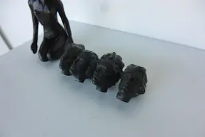 Mieke Oldenburg - Twee bronzen beeldjes, Vrouwfiguur / hoofden kopen? Bied vanaf 150!