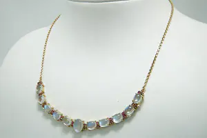 53 - Klassiek 14Krt geel gouden flexibel halssieraad met maan- en rode stenen kopen? Bied vanaf 570!