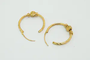 15-  Sierlijk paar hoog gehalte 22krt geel-gouden oor-ringen met balletjes kopen? Bied vanaf 180!