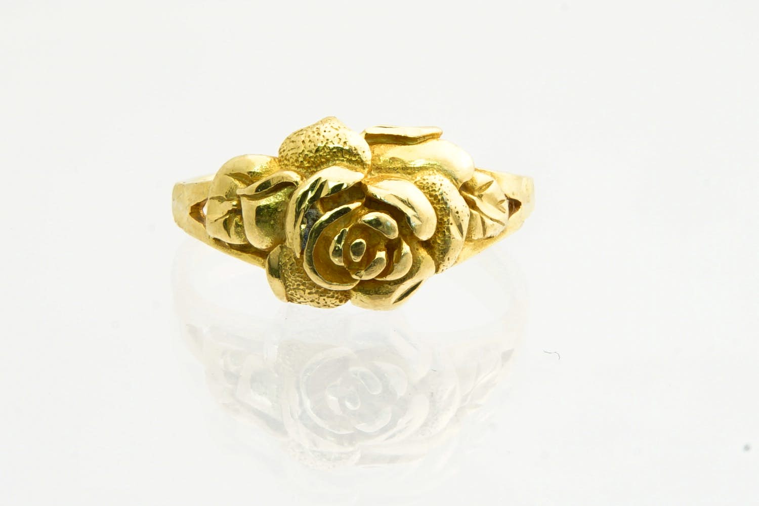 51 - Mooi bewerkte 18 Krt gouden dames ring met Roos - kleine maat/model kopen? Bied vanaf 190!