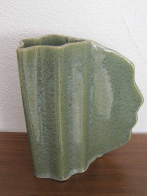 Niet of onleesbaar gesigneerd - Bijzonder vaasje van keramiek. kopen? Bied vanaf 5!