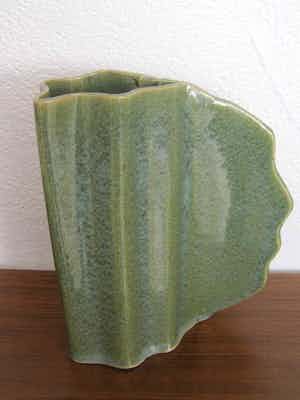 Niet of onleesbaar gesigneerd - Bijzonder vaasje van keramiek. verkocht voor € 5!