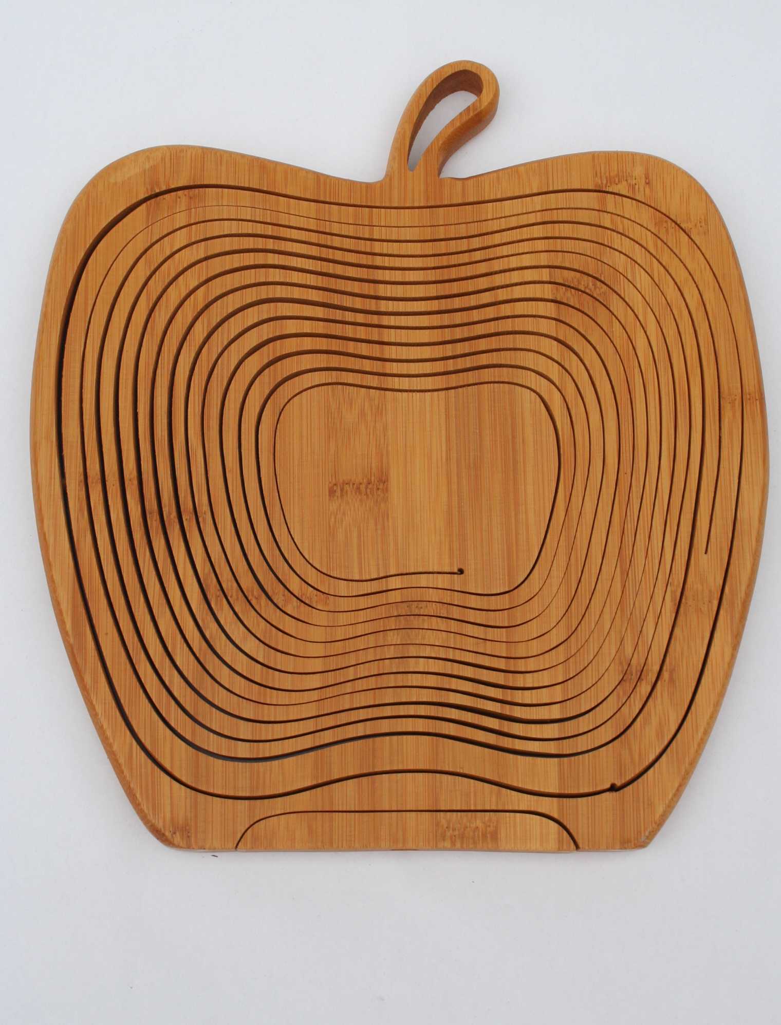 Niet of onleesbaar gesigneerd - houten inklapbare schaal / siervoorwerp of onderzetter verkocht voor € 1!