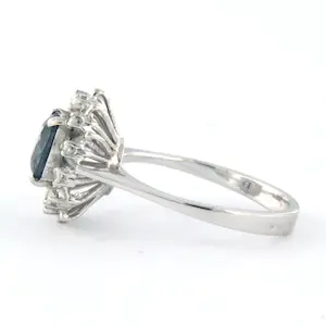 18k witgouden entourage ring met doublet saffier en single cut geslepen diamant kopen? Bied vanaf 310!