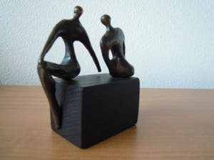 Corry Ammerlaan - Beeldje van 2 personen op een bankje " VRIENDSCHAP " kopen? Bied vanaf 35!