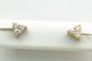 43 - Een paar z.g.a.n. geelgouden 18krt diamanten oorstekers met 0.30ct briljant kopen? Bied vanaf 215!