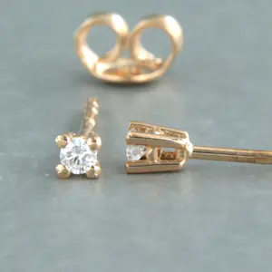 18k roodgouden solitair oorknoppen met briljant geslepen diamant 0.20ct kopen? Bied vanaf 290!