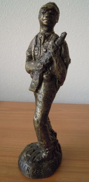 Dick van Wijk - "Soldaat Over Zee 1945-1962" - Verbronsd Beeld. kopen? Bied vanaf 10!
