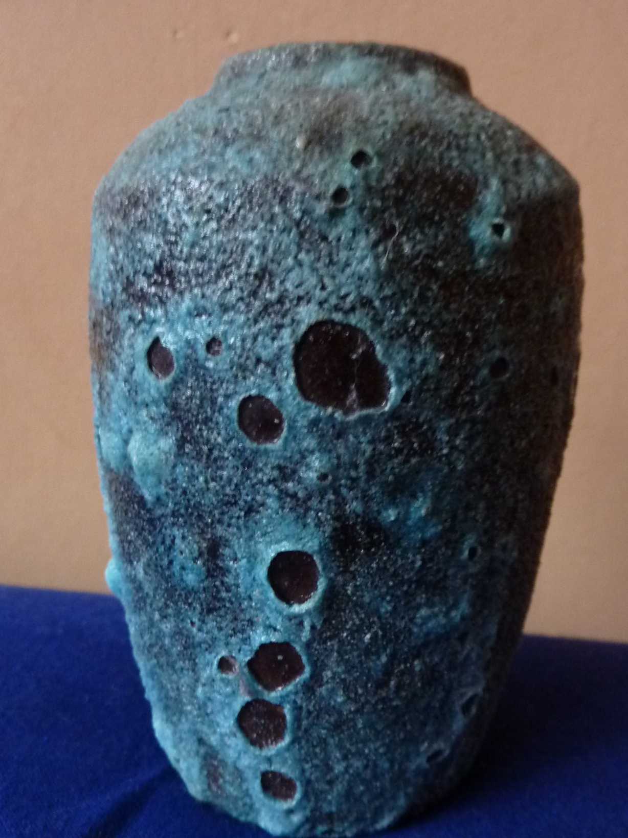 Pieter Groeneveldt - Vaasje met lava glazuur jaren 60 verkocht voor € 25!