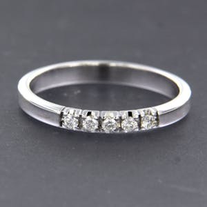 18K Goud - witgouden ring bezet met briljant geslepen diamant kopen? Bied vanaf 340!