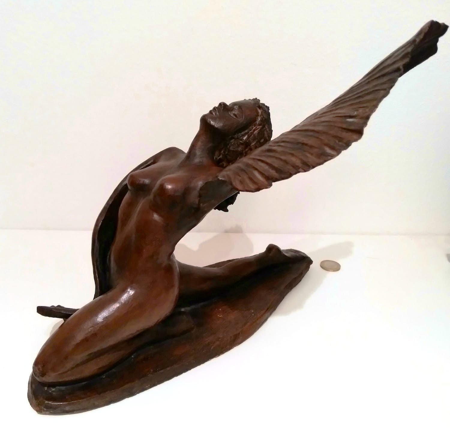 Niet of onleesbaar gesigneerd - Prachtige, grote sculptuur van vrouw met vleugels kopen? Bied vanaf 1!