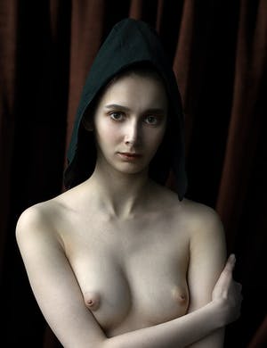 Lidiia Khaikara - With hood kopen? Bied vanaf 90!