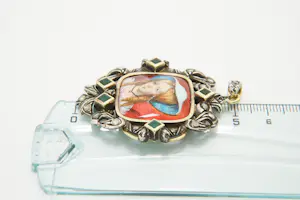 43 - Antieke 18 krt gouden en 1e geh. zilveren hanger met emaille en diamant kopen? Bied vanaf 270!