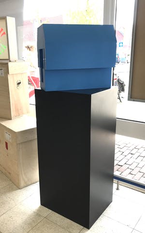 Nikolaus Urban - Triplex/ kartonnen object, Blauw huis (op sokkel) kopen? Bied vanaf 100!