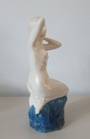 Niet of onleesbaar gesigneerd - Aardewerk beeld van naakte vrouw op blauwe rots kopen? Bied vanaf 1!
