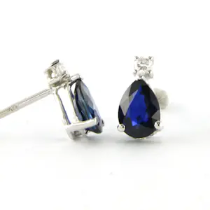 18k gouden oorknoppen met saffier 1.40ct en briljant geslepen diamant 0.08ct kopen? Bied vanaf 340!