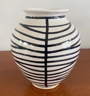 Niet of onleesbaar gesigneerd - Vintage kunstaardewerken vaas met zwart wit decor kopen? Bied vanaf 1!