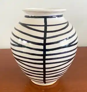 Niet of onleesbaar gesigneerd - Vintage kunstaardewerken vaas met zwart wit decor verkocht voor € 1!