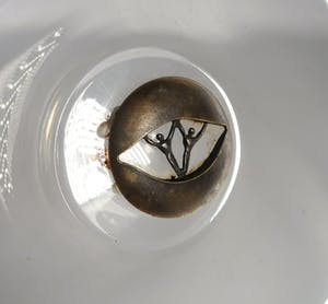 Corry Ammerlaan - Glas en brons, Schaal met medaillon kopen? Bied vanaf 1!