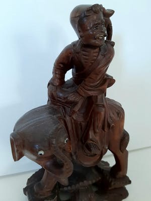 Curiosa - Jager op olifant figuur uit Indonesië kopen? Bied vanaf 1!