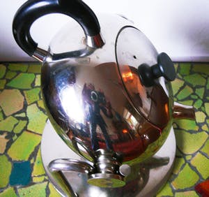 Niet of onleesbaar gesigneerd - Kantelbare theepot in houder -edelmetaal- kopen? Bied vanaf 1!