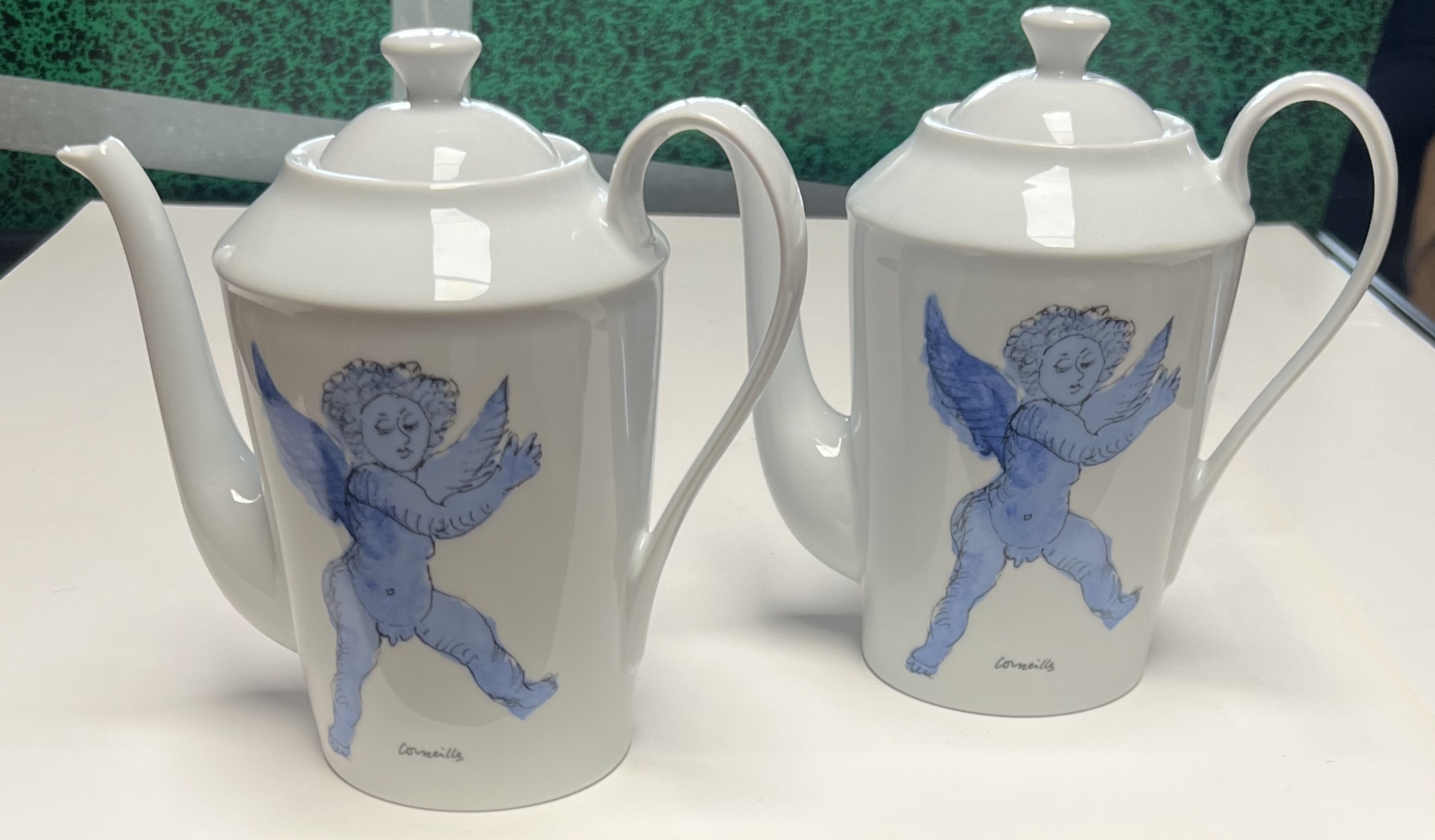 AcheterCorneille - Set van twee theepotten ‘De blauwe engel’ naar Rubens, Antwerpen, 2002. Limoges? Enchérissez de 70!