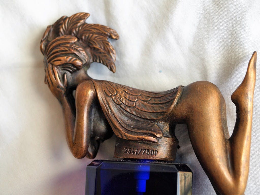 Ernst Fuchs - Bronzen beeld op parfumfles , Papagena – 1998  kopen? Bied vanaf 175!