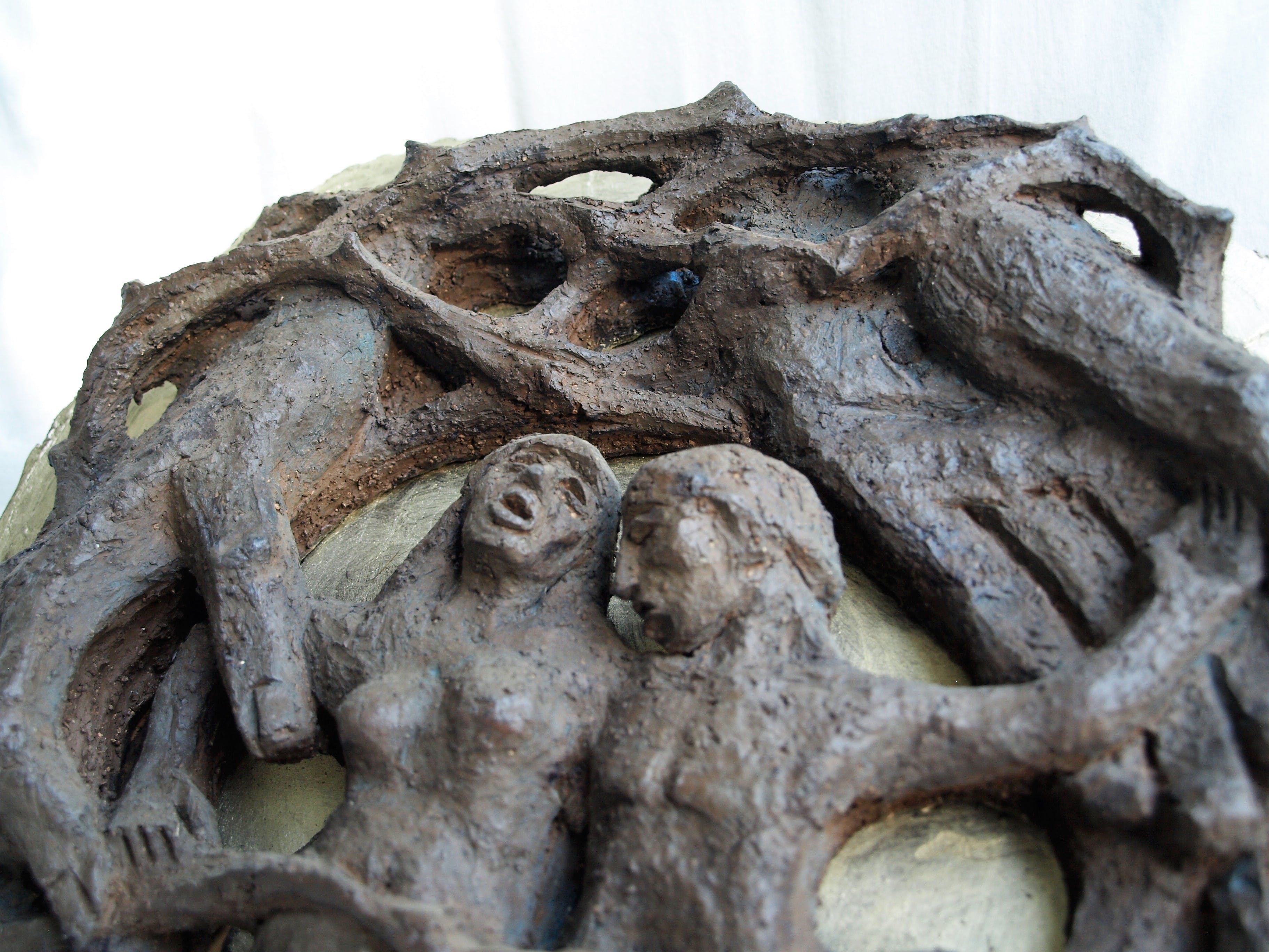 Klaas Pijlman - Sculpture - Erbarmen - Chamotte / Aardewerk op hout – 1979 kopen? Bied vanaf 50!